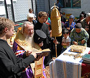 Архиепископ Ставропольский Феофан посетил лагерь для беженцев из Южной Осетии, расположенный близ города Алагира