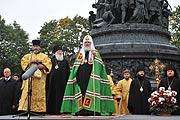 Святейший Патриарх Кирилл совершил молебен у памятника «Тысячелетие России» в Великом Новгороде