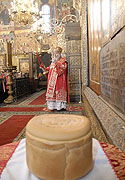 Святейший Патриарх Алексий совершил Божественную литургию в Успенском соборе Кремля и удостоил Патриарших наград клириков города Москвы