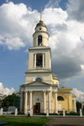 На колокольню храма Вознесения Господня у Никитских ворот поднят большой колокол