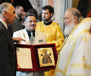 Святейшему Патриарху Кириллу передан чудотворный образ святителя Николая, вывезенный в годы гражданской войны на Балканы