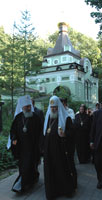 На Смоленском кладбище Святейший Патриарх совершил молебен блаженной Ксении Петербургской
