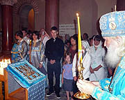 В храме святого Иринея в Лионе перед иконой Божией Матери 'Курская-Коренная' совершена православная Литургия