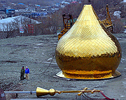 Началась установка малых куполов на главный храм Камчатки