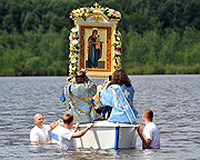 Архиепископ Истринский Арсений совершил праздничное богослужение и освящение воды на озере Святое в московском районе Косино