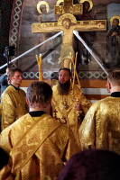 Молебен на сербском подворье по случаю передачи в дар собору святого Саввы в Белграде резного креста
