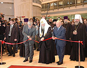 Святейший Патриарх Алексий принял участие в открытии выставки православного искусства 'Свет миру'