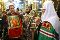 Паломники подарили Предстоятелю список иконы Божией Матери 'Державная', начавшей мироточить во время крестного хода на месте отречения Николая II