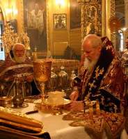 В Великий Четверг Святейший Патриарх Алексий совершил Божественную литургию и чин освящения мира в Богоявленском кафедральном соборе