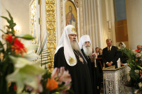 Святейший Патриарх Алексий посетил пострадавший от пожара Троицкий собор Санкт-Петербурга и внес пожертвования на его восстановление