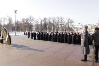 В День защитника Отечества московское духовенство приняло участие в возложении венков к могиле Неизвестного солдата