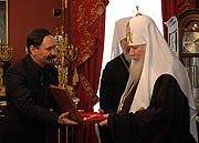 Предстоятель Русской Церкви награжден премией 'Национальное достояние 2006' в номинации 'Человек года'