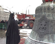 На колокольню Свято-Данилова монастыря поднят 'Большой' колокол