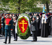 Святейший Патриарх Кирилл возложил венок к могиле Неизвестного Солдата