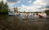 Архиепископ Истринский Арсений совершил праздничное богослужение и освящение воды на озере Святое в московском районе Косино
