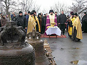 На колокольню Полтавского Крестовоздвиженского монастыря поднято семь новых колоколов