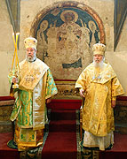 Предстоятели Русской и Кипрской Церквей совершили праздничное богослужение в Успенском cоборе Московского Кремля