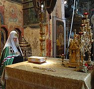 Святейший Патриарх Алексий совершил Божественную литургию и молебен у раки с мощами святителя Киприана в Успенском соборе Кремля