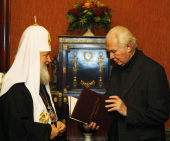 Политические и общественные деятели поздравили Предстоятеля Русской Церкви с днем рождения