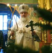 В Рождественский сочельник Святейший Патриарх Кирилл совершил Великую вечерню и Божественную литургию в Покровском храме Новоспасского монастыря