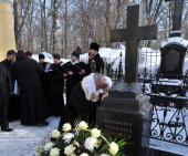 Предстоятель Русской Церкви посетил Большеохтинское Георгиевское кладбище Санкт-Петербурга