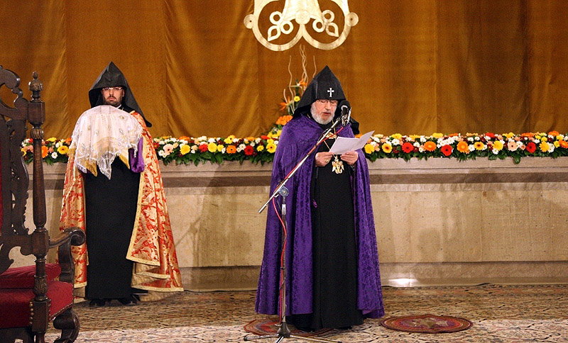 Патриарший визит в Армению. День второй. Церемония вручения Святейшему Патриарху Кириллу высшей награды Армянской Апостольской Церкви.