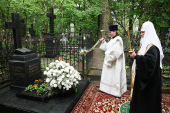 Святейший Патриарх Кирилл совершил литию на могиле своих родителей