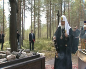 Предстоятель Русской Церкви совершил литию на месте массовых расстрелов в урочище Сандармох в Медвежьегорском районе Карелии