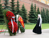 В День памяти и скорби митрополит Ювеналий возложил венок к могиле Неизвестного солдата у Кремлевской стены