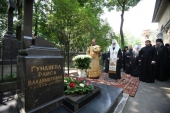 Святейший Патриарх Кирилл совершил молитву на могиле родителей на Большеохтинском кладбище Санкт-Петербурга