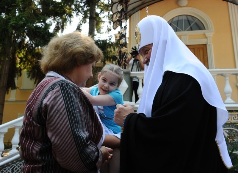 Патриарший визит на Украину. Вручение подарка ребенку с ограниченными возможностями.
