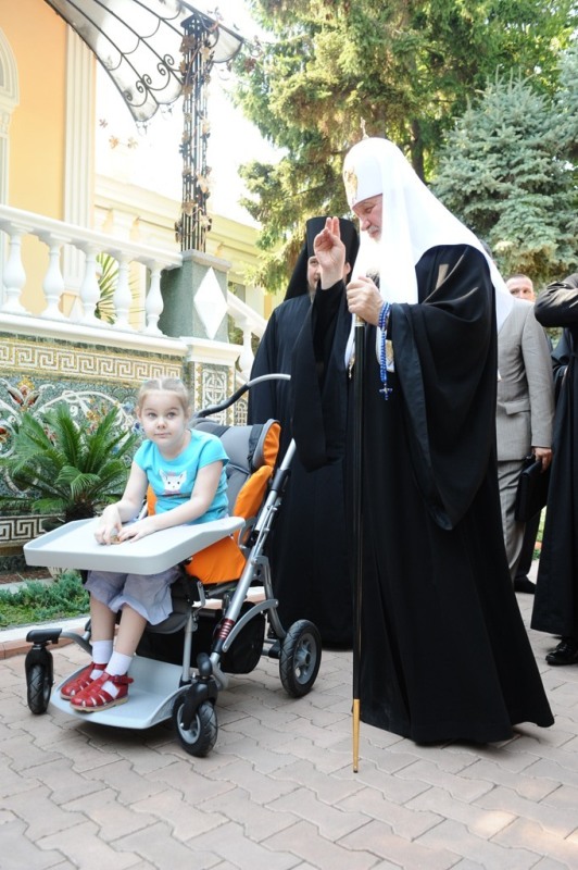 Патриарший визит на Украину. Вручение подарка ребенку с ограниченными возможностями.