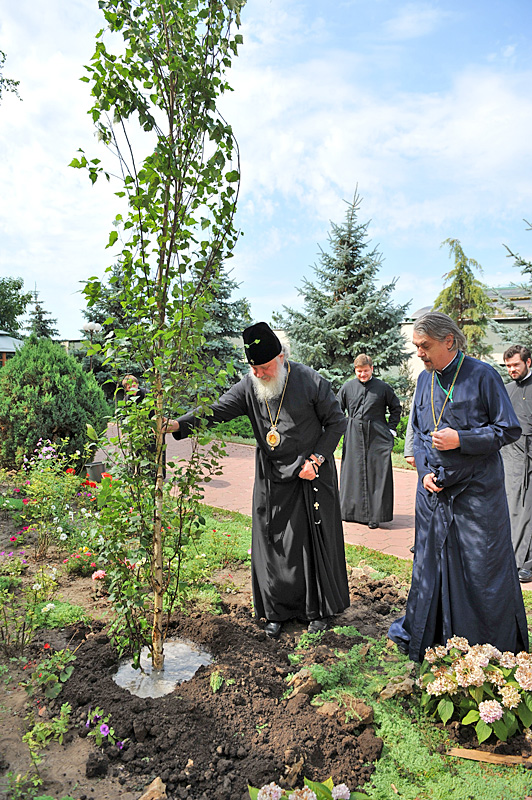 Патріарший візит до України. Посадка дерева в одеському Успенському Патріаршому чоловічому монастирі.
