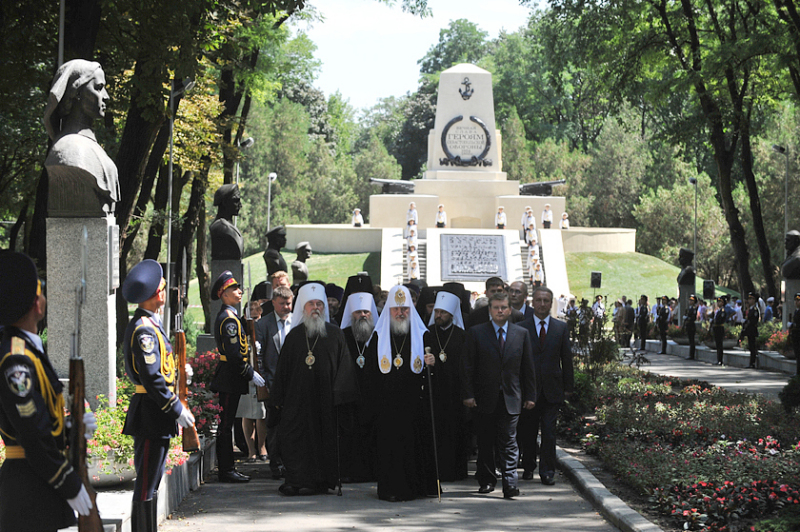 Патріарший візит до України. Покладання вінка до меморіалу героям Кримської війни у Севастопольському парку Дніпропетровська.