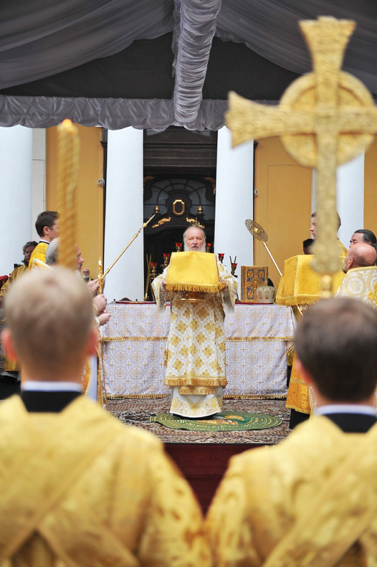 Патриарший визит на Украину. Божественная литургия у стен Спасо-Преображенского собора в Днепропетровске.