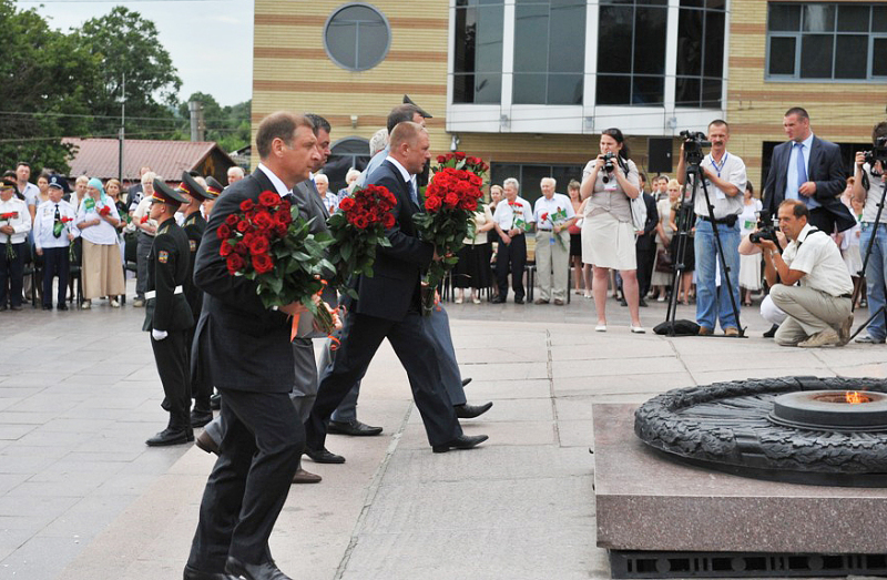 Патриарший визит на Украину. Возложение венка к монументу Вечной славы в Днепропетровске.