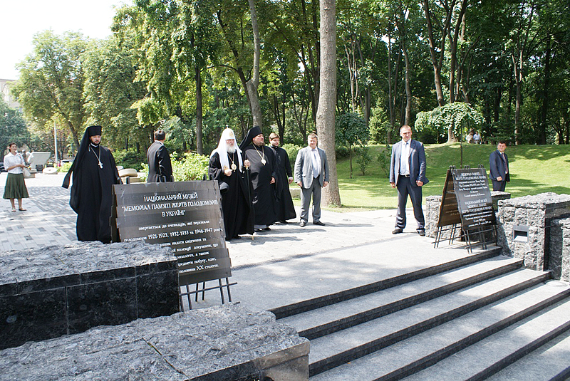 Патриарший визит на Украину. Посещение мемориала Славы и памятника жертвам массового голода 1930-х годов в Киеве.