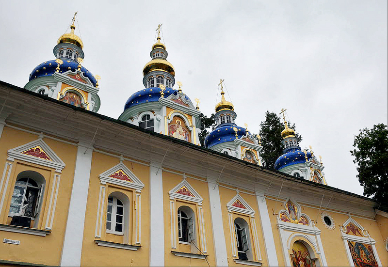 Первосвятительский визит в Псковскую епархию. Посещение пещер Псково-Печерского монастыря.