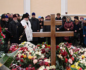 На девятый день кончины епископа Архангельского и Холмогорского Тихона на месте его погребения совершены Литургия и заупокойные богослужения
