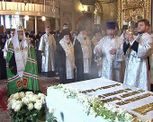 У другу річницю з дня смерті приснопам'ятного Патріарха Олексія II Святіший Патріарх Кирил відправив літію біля його гробниці в Богоявленському кафедральному соборі