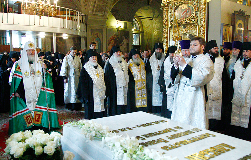 Лития у гробницы приснопамятного Патриарха Алексия II в Богоявленском кафедральном соборе во вторую годовщину со дня его кончины