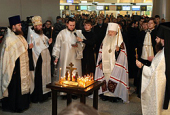 Митрополит Ювеналий совершил заупокойную литию на месте трагедии в аэропорту «Домодедово»