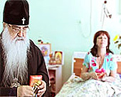 Митрополит Минский и Слуцкий Филарет посетил в больнице пострадавших в результате теракта в минском метро