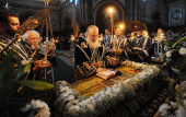 Святейший Патриарх Кирилл совершил в Храме Христа Спасителя утреню Великой субботы с чином погребения
