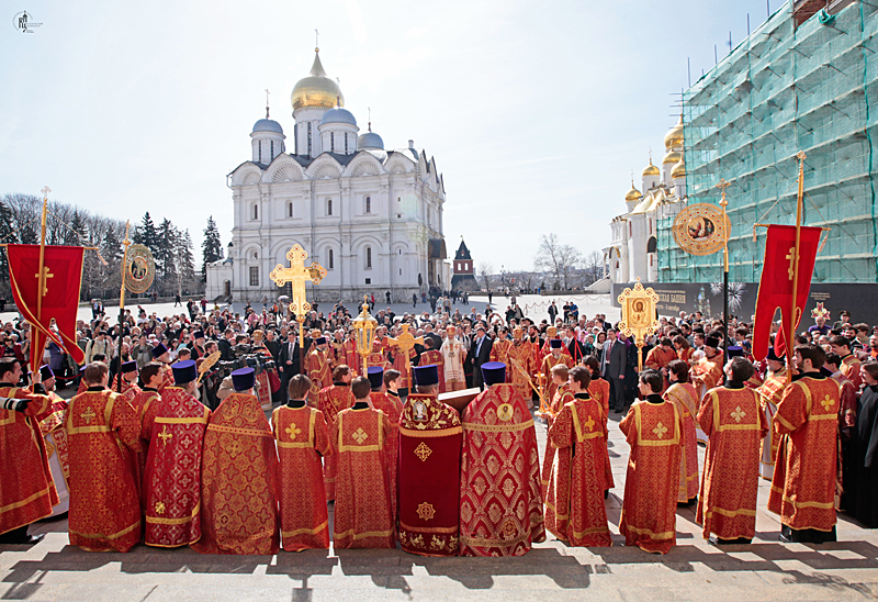 Патріарше служіння в понеділок Світлої седмиці в Успенському соборі Московського Кремля