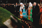В ночь на 26 апреля Предстоятель Русской Церкви совершил литию у мемориала «Героям Чернобыля» в Киеве