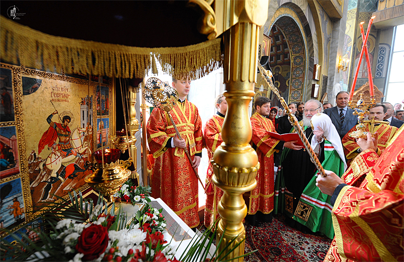 Патриаршее служение в Свято-Георгиевском храме на Поклонной горе в день памяти великомученика Георгия Победоносца
