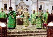 В день Святой Троицы Блаженнейший митрополит Владимир совершил Божественную литургию на соборной площади Киево-Печерской лавры