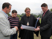 Епископ Подольский Тихон ознакомился с ходом строительства храмов в спальных районах Москвы