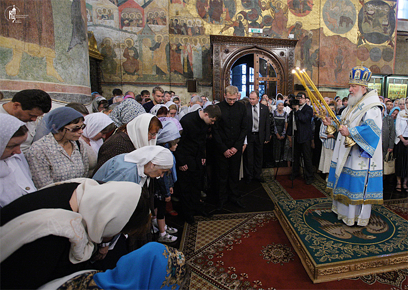 Slujirea Patriarhului Kiril în catedrala Adormirii Maicii Domnului din Kremlin ﻿în ziua sărbătorii Adormirii Preasfintei Născătoarei de Dumnezeu